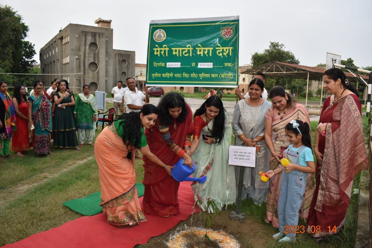 Independence Day: देश भक्ति के नारों से गूंजा बरेली, राष्ट्र निर्माण की ली शपथ, लहराया तिरंगा...