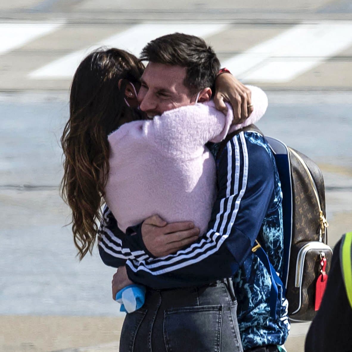 खिताबी जीत के बाद स्वदेश लौटे मेसी का वाइफ ने किया खास अंदाज में वेलकम, वीडियो हुआ वायरल