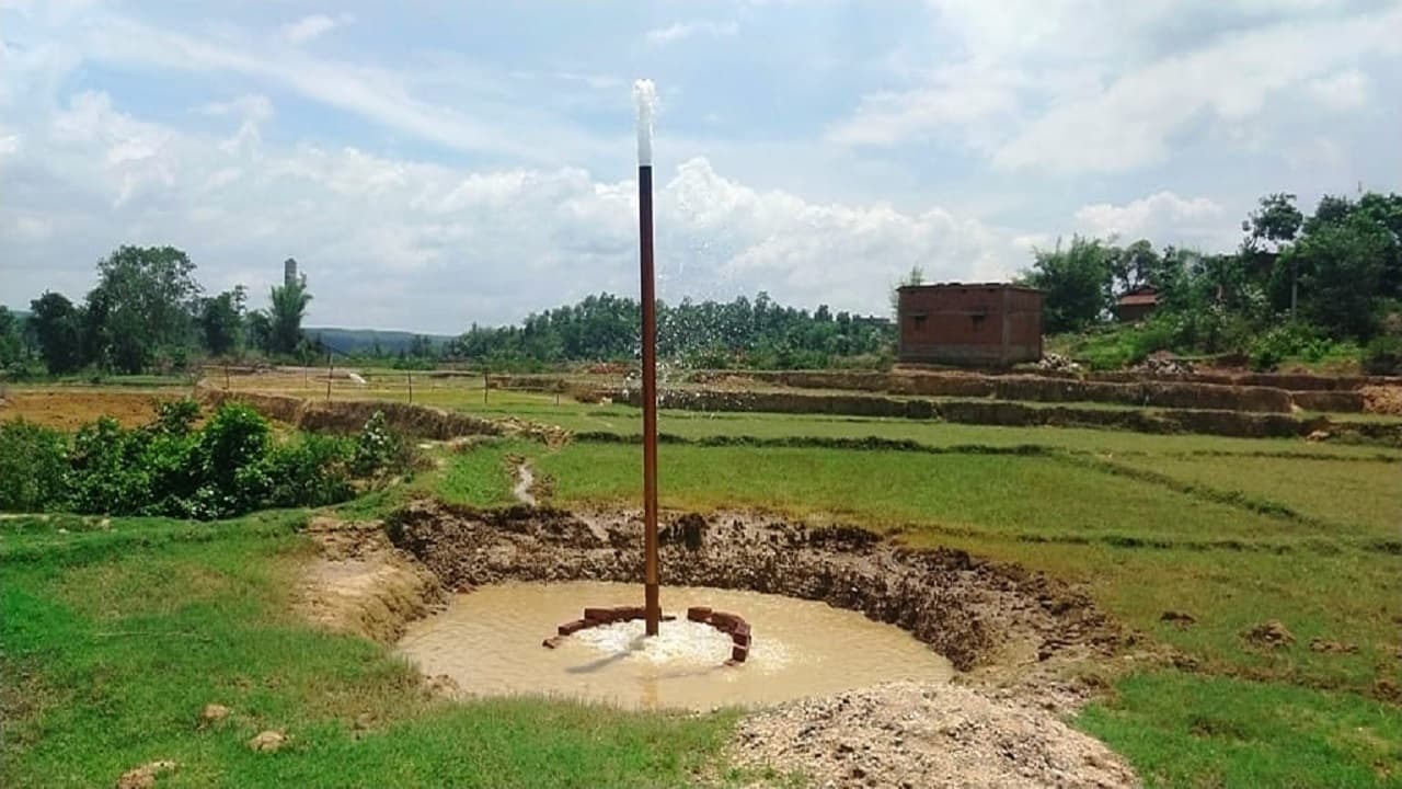 जोखिम में जान : झारखंड के रामगढ़ में मिथेन गैस का तेजी से हो रहा रिसाव, मचा हड़कंप, गुस्से में ग्रामीण जोखिम में जान : झारखंड के रामगढ़ में मिथेन गैस का तेजी से हो रहा रिसाव, मचा हड़कंप, गुस्से में ग्रामीण