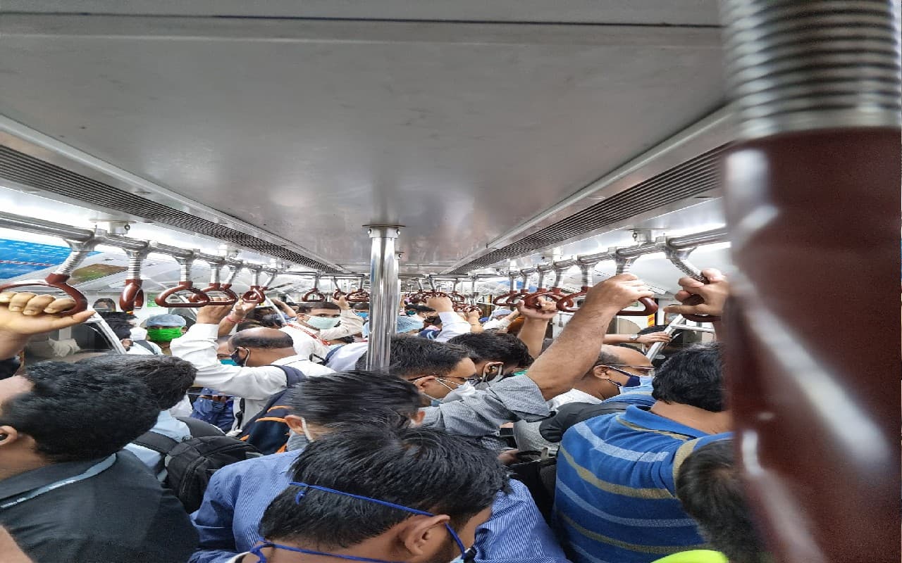West Bengal: कोलकाता मेट्रो में यात्रियों की भीड़ के आगे मेट्रो की एसी नाकाफी साबित हुई
