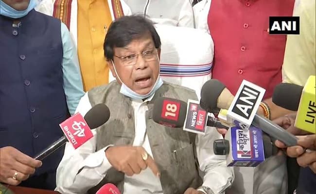 पदभार ग्रहण करने के दो घंटे बाद ही शिक्षा मंत्री को देना पड़ा इस्तीफा, विपक्ष ने नीतीश सरकार को घेरा, जानिए अब तक के अपडेट्स पदभार ग्रहण करने के दो घंटे बाद ही शिक्षा मंत्री को देना पड़ा इस्तीफा, विपक्ष ने नीतीश सरकार को घेरा, जानिए अब तक के अपडेट्स
