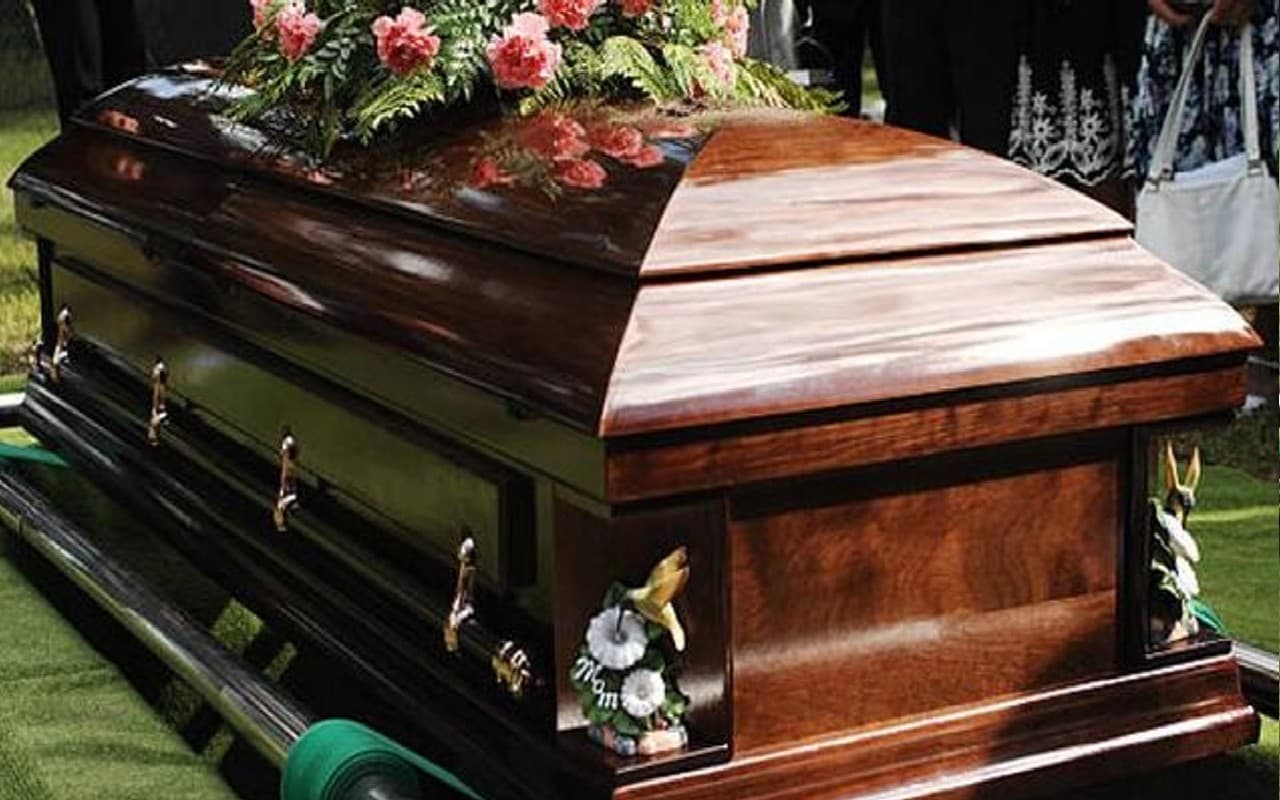 डॉक्टर ने जिस मासूम को मृत कर दिया था घोषित, ताबूत के अंदर जाते ही अचानक हिलाने लगी आंख, जानिए पूरा मामला