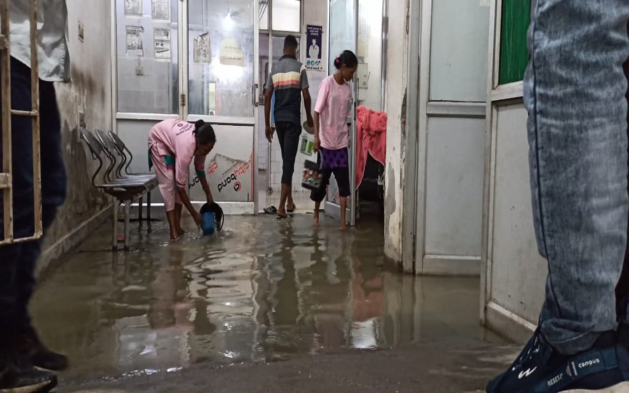 जमशेदपुर के MGM हॉस्पिटल के बर्न यूनिट में घुसा बारिश का पानी, मरीज को छोड़ पानी निकालने में जुटी नर्स