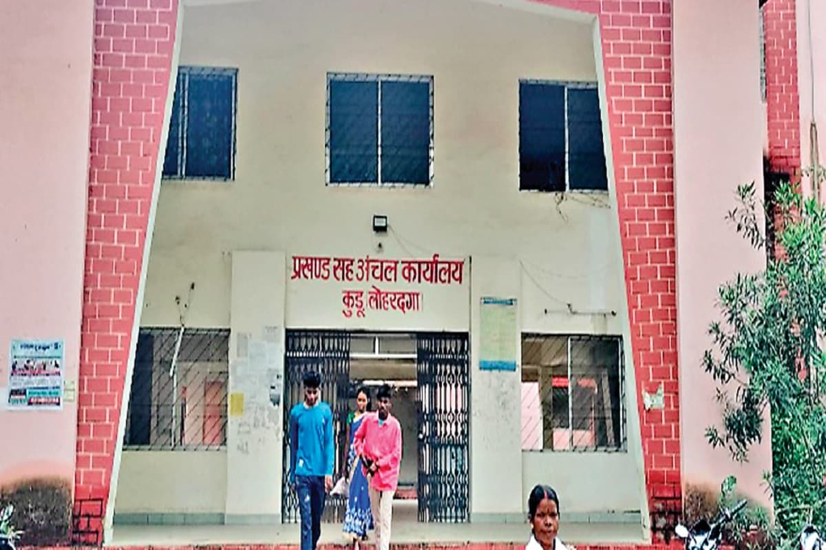 लोहरदगा के मनरेगाकर्मियों को नहीं मिला 3 माह से वेतन, मंत्री से लगायी गुहार, लेकिन नहीं हुआ पहल