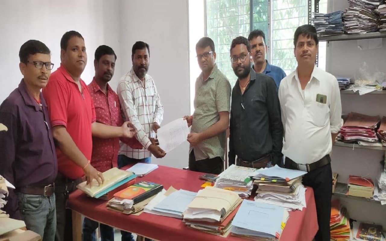 झारखंड में 1 मई से सामूहिक अवकाश पर रहेंगे मनरेगाकर्मी, उलिहातू से राजभवन तक करेंगे पदयात्रा