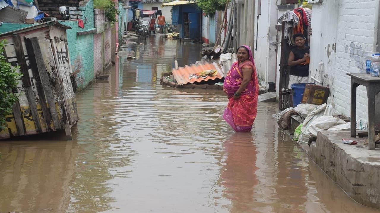 बिहार: बारिश के पानी में डूबा शहर, झील बनी सड़कें, देखें हैरान कर देने वाली तस्वीरें..