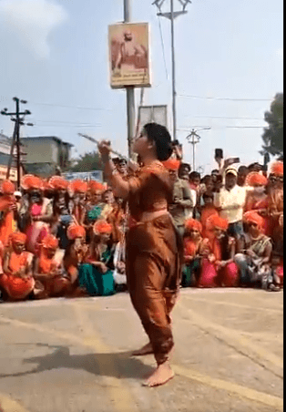 VIDEO: भारत की नारी सब पर भारी, महिला ने डंडे से किए ऐसे करतब जिसे देखकर आप भी रह जायेंगे हैरान