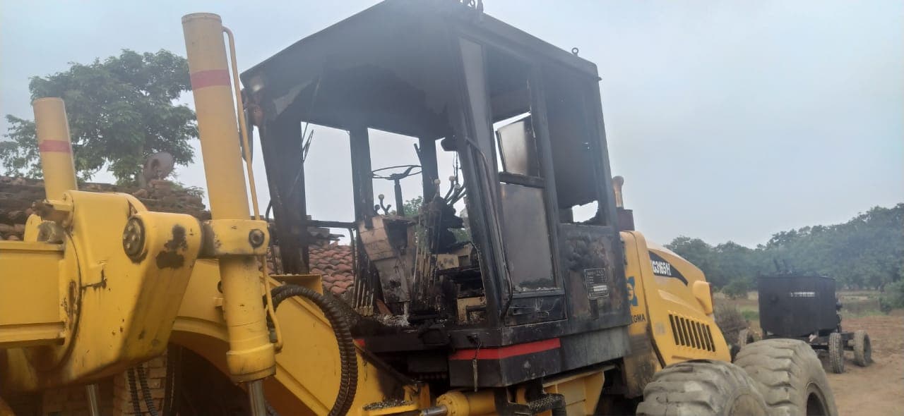 उग्रवाद प्रभावित इलाके में ग्रेडर मशीन में लगायी आग, जांच में जुटी पुलिस
