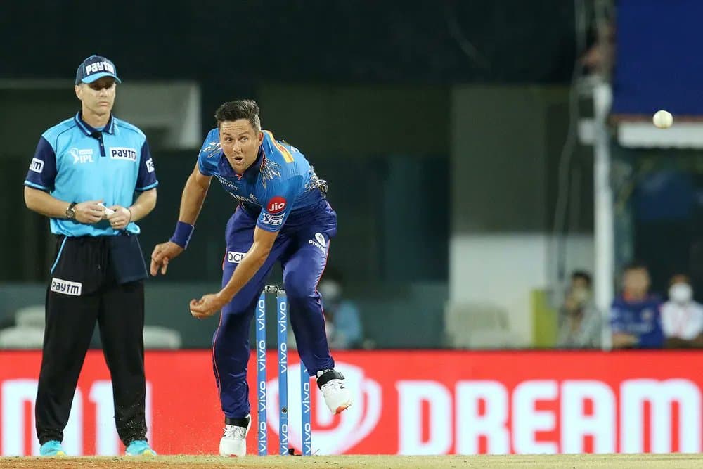 IPL 2021, MI vs SRH: जब मैच के दौरान स्विमिंग करने लगा मुंबई इंडियंस का ये खतरनाक गेंदबाज, साथी खिलाड़ी भी हुए हैरान, वायरल हुआ VIDEO