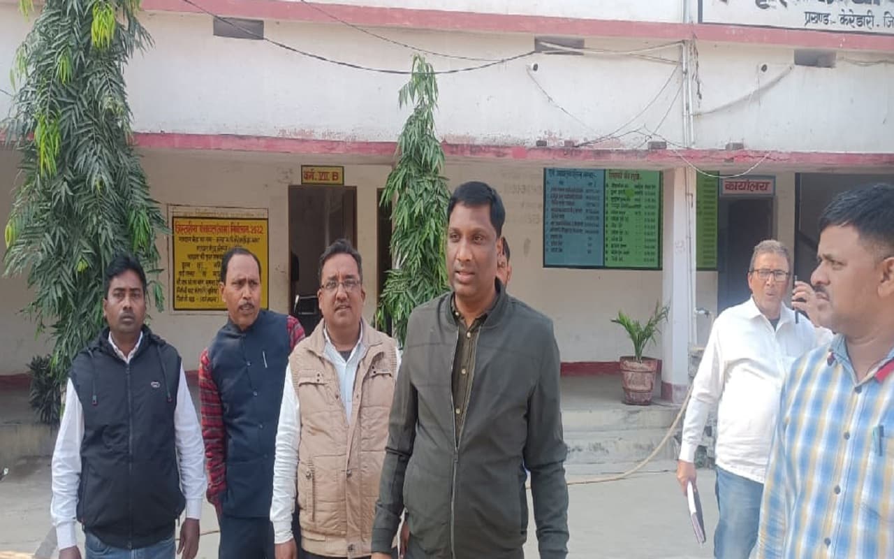 हजारीबाग में मिड डे मील में बच्चों को सड़ा अंडा देने का मामला, जांच करने स्कूल पहुंचे DSE ने लगायी फटकार