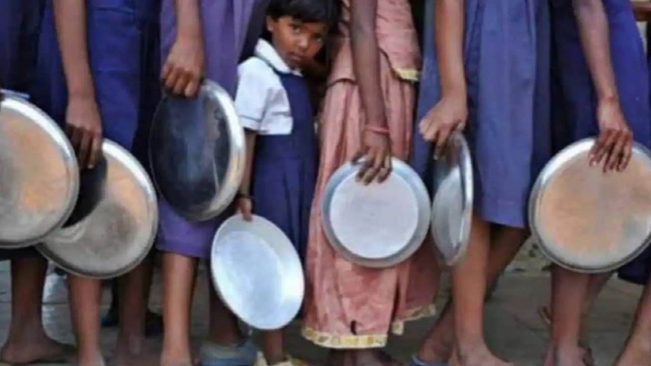 गोपालगंज में आंगनबाड़ी के मिड-डे मील में मिली छिपकली, खाना खाने से 12 बच्चों की हालत गंभीर