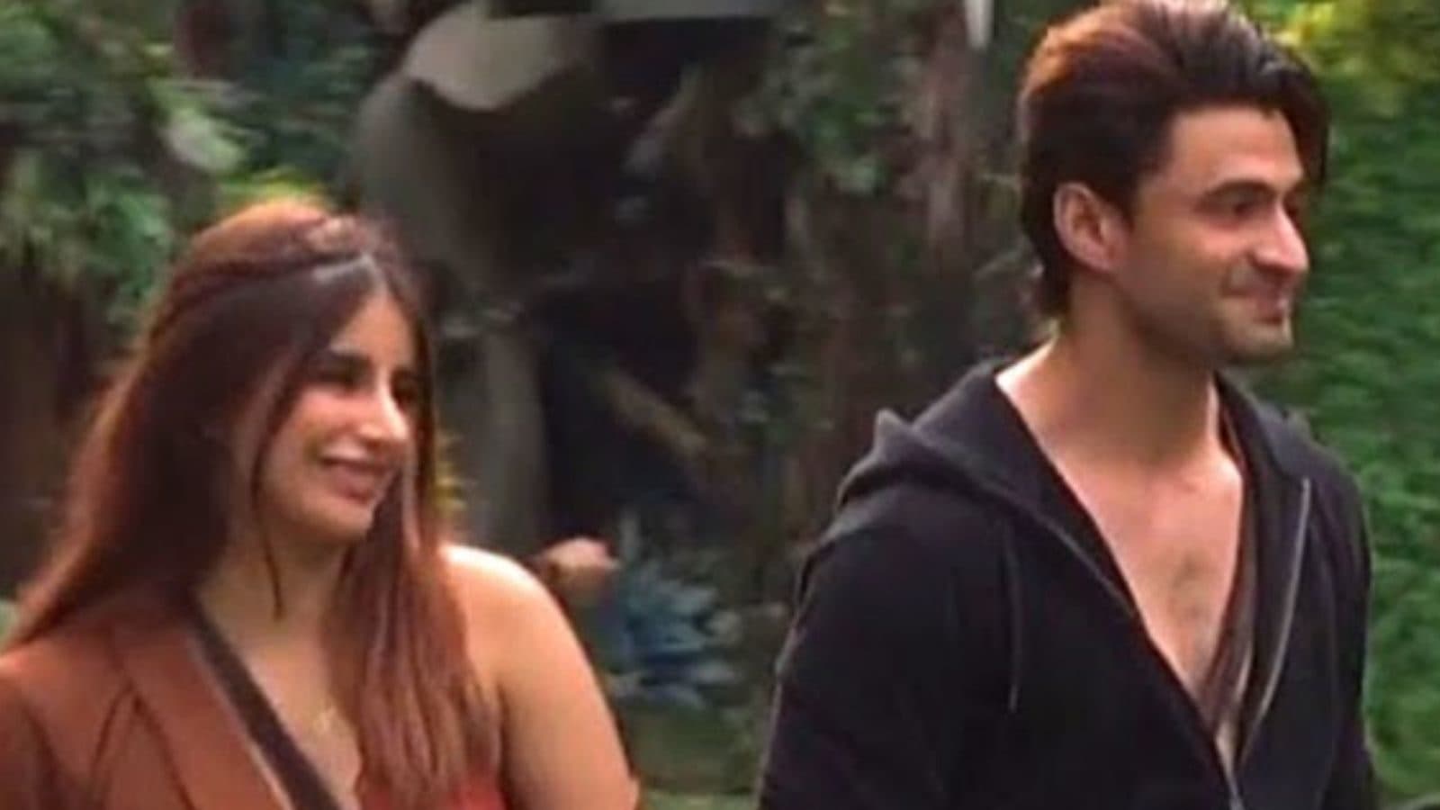 Bigg Boss 15: इस हफ्ते नहीं हुआ कोई एलिमिनेशन, ईशान ने घुटनों के बल बैठ मीशा अय्यर को किया प्रपोज, VIDEO Bigg Boss 15: इस हफ्ते नहीं हुआ कोई एलिमिनेशन, ईशान ने घुटनों के बल बैठ मीशा अय्यर को किया प्रपोज, VIDEO