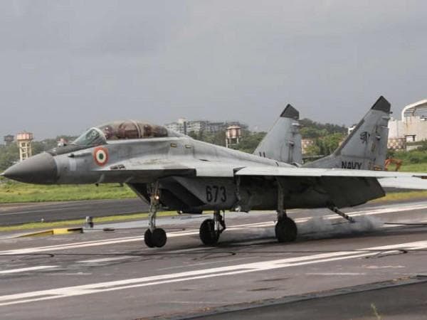 अरब सागर में दुर्घटनाग्रस्त हुआ भारतीय नौसेना का प्रशिक्षु विमान  MIG 29K, एक पायलट लापता