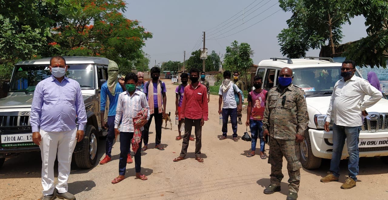 घर लौट रहे झारखंड-बिहार के मजबूर प्रवासी श्रमिकों की रोंगटे खड़ी कर देने वाली कहानियां