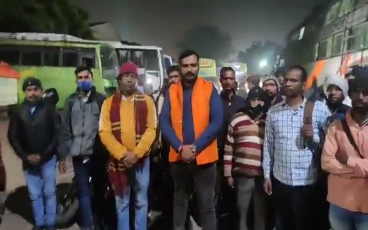 ताजिकिस्तान में फंसे झारखंड के 44 मजदूरों की हुई सकुशल वापसी, हजारीबाग पहुंचते ही धरती मां को किया नमन