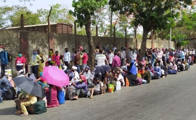 घर वापसी के लिए स्टेशन पर लंबी कतारों में खड़े हैं प्रवासी श्रमिक