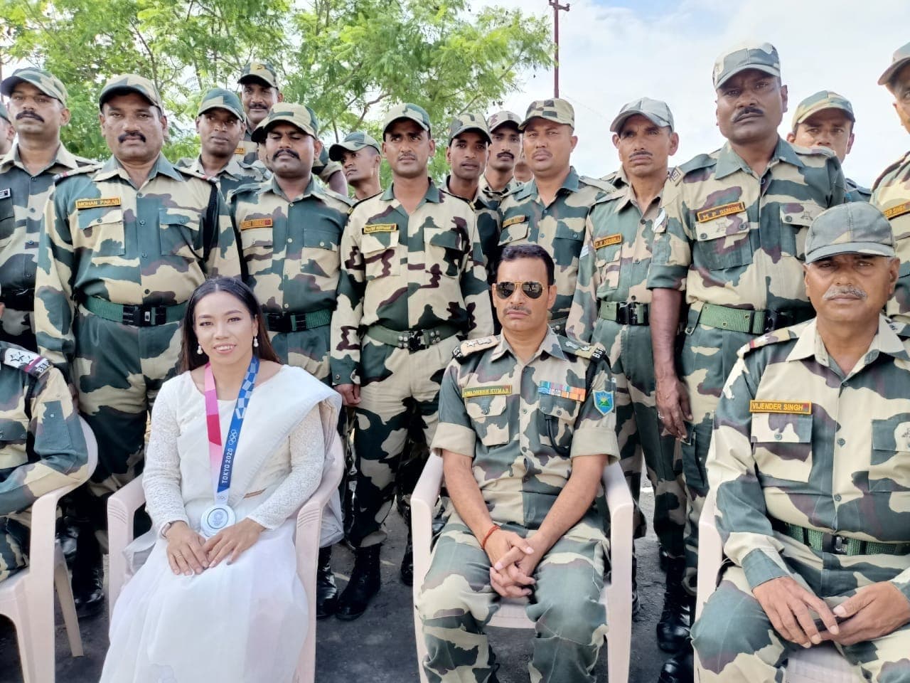 बॉर्डर पर BSF जवानों से मिलने पहुंची मीरा बाई चानू, जवानों को दिखाया अपना सिल्वर मेडल