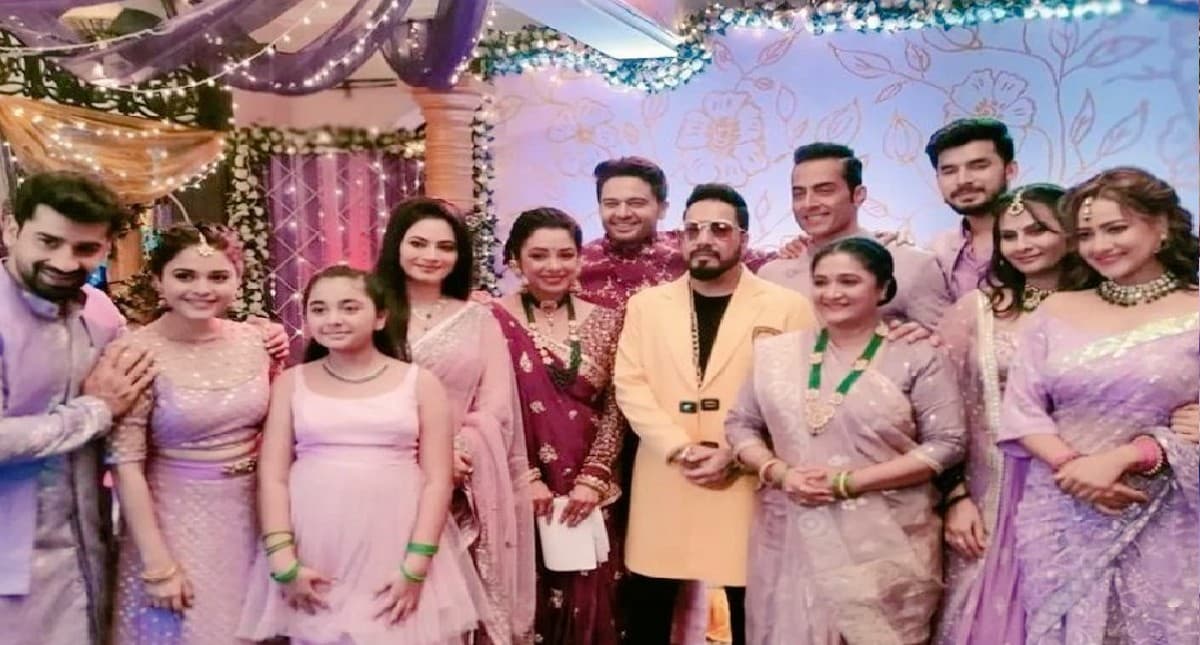 Anupama Spoiler:अनुपमा-अनुज की मेहंदी-संगीत सेरेमनी शुरू, दोनों की खुशियों में रंग जमाने पहुंचे मीका सिंह