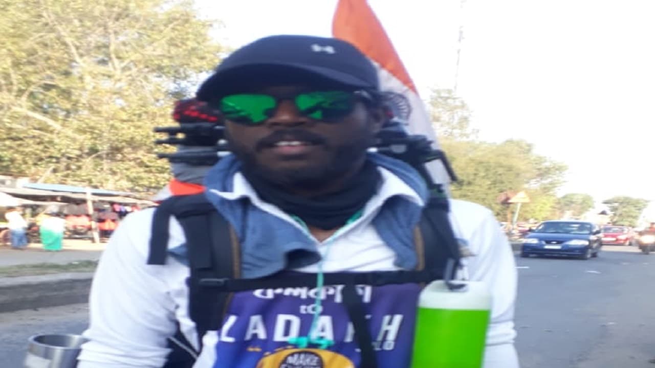 Jharkhand News: पश्चिम बंगाल के मिलन मांजी क्यों कर रहे पैदल यात्रा, 2.5 हजार किलोमीटर चलकर पहुंचे झारखंड Jharkhand News: पश्चिम बंगाल के मिलन मांजी क्यों कर रहे पैदल यात्रा, 2.5 हजार किलोमीटर चलकर पहुंचे झारखंड
