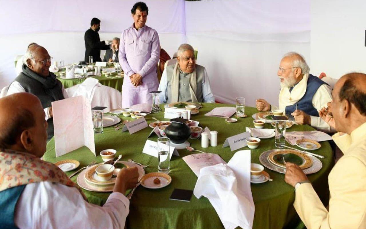 PM Modi ने लिया लंच में लिया बाजरे का चूरमा और ज्वार की रोटी का आनंद, जानिए क्या रहा खाने का मेन्यू
