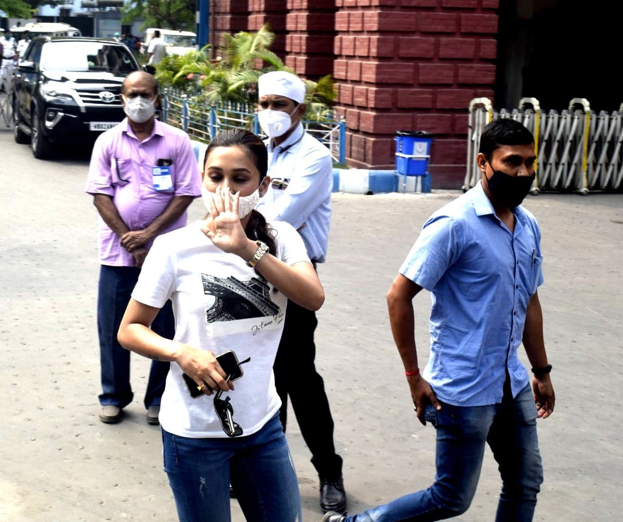 पैर पर प्लास्टर, बिस्तर पर दीदी, ममता बनर्जी को ऐसे हाल में देखकर रोने लगी TMC सांसद मिमी चक्रवर्ती