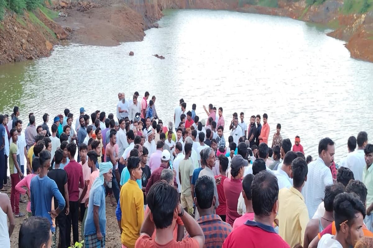 Jharkhand News : झारखंड की गौरा ग्रेफाइट खदान में बड़ा हादसा, नहाने के दौरान डूबे तीन बच्चों की मौत