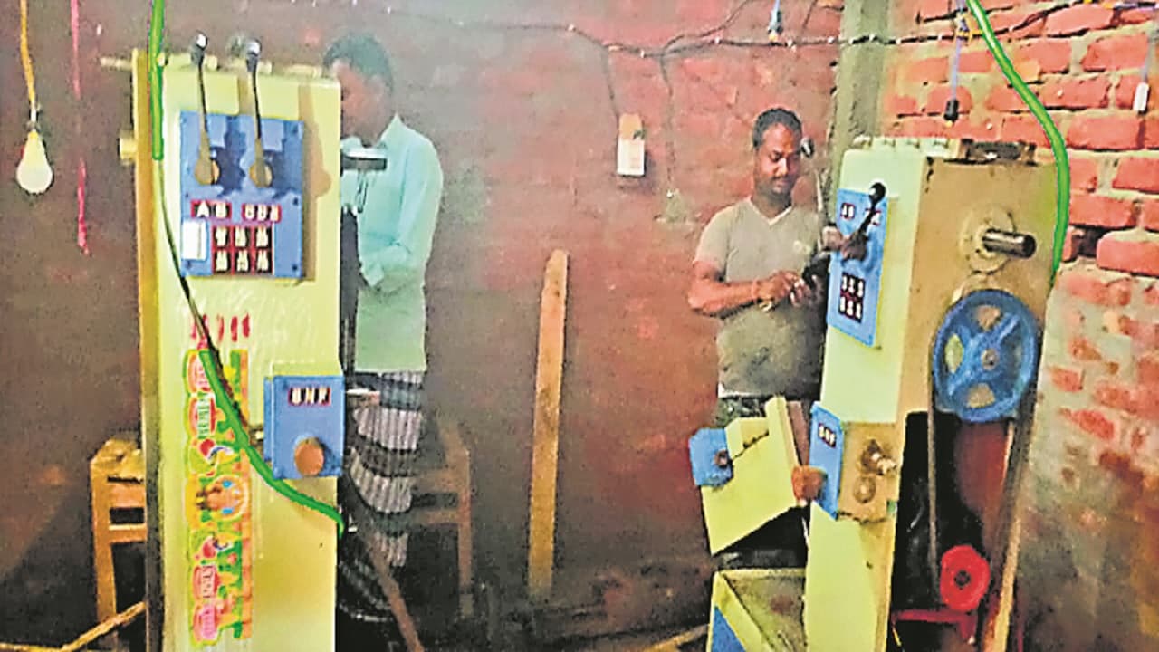 बिहार: पूर्णिया में पूर्व सरपंच के घर पर बन रहा था हथियार, मुंगेर में धराए तस्कर ने खोला पूरे नेटवर्क का राज