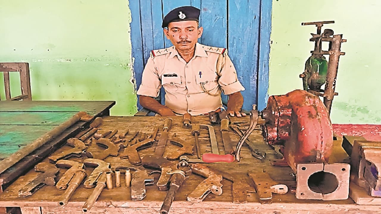 बिहार: सहरसा में एक ही जगह से दूसरी बार मिनी गन फैक्ट्री का खुलासा, भारी मात्रा में हथियार बनाने के उपकरण जब्त