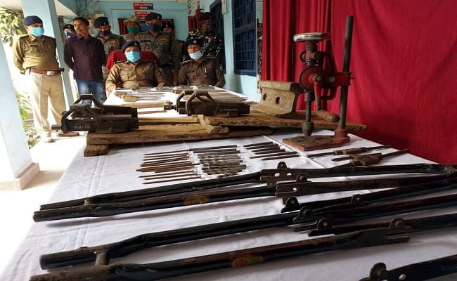 Bihar News: झोपड़ी के अंदर चलाई जा रही थी मिनी गन की फैक्ट्री, पुलिस ने की छापेमारी, दो तस्कर गिरफ्तार