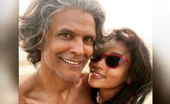 मिलिंद सोमन ने अब पत्‍नी संग शेयर की ये रोमांटिक तसवीर, फैंस कर रहे ऐसे कमेंट्स