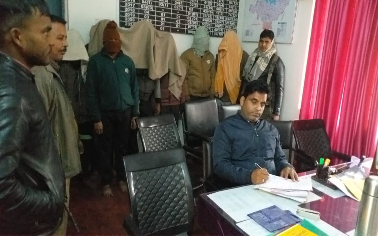 Jharkhand News: हजारीबाग में 18 लाख का अवैध कोयला जब्त, 13 गाड़ियों सहित 12 लोगों को किया गिरफ्तार