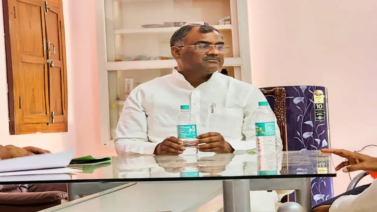 बांदा पहुंचे खेलकूद राज्यमंत्री मंत्री को चूहे ने काटा, सांप का शक जान तबीयत बिगड़ी