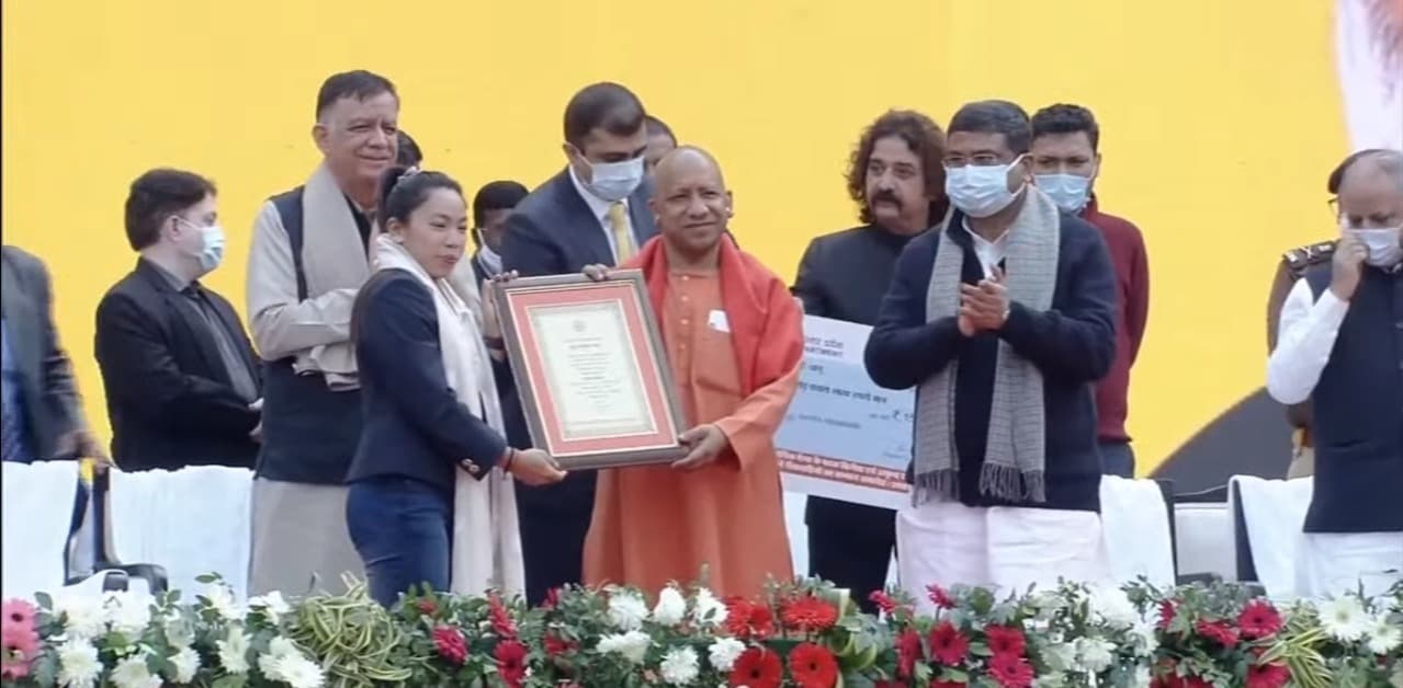 ओलंपिक 2021 में वेटलिफ्टिंग में रजत जीतने वालीं मीराबाई चानू का UP में सम्मान, CM योगी ने सौंपा 1.5 Cr का चेक