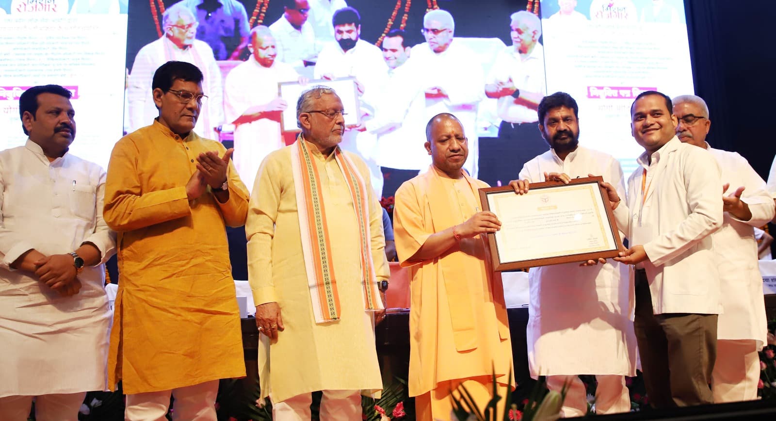 Mission Rozgar UP: सीएम योगी ने यूपीपीएससी से नव नियुक्त 700 अधिकारियों के नियुक्ति पत्र दिये