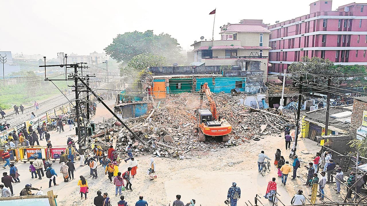 पटना में मीठापुर पुल बनाने मकानों और दुकानों पर चले बुल्डोजर, देखें विरोध और कार्रवाई की तसवीरें