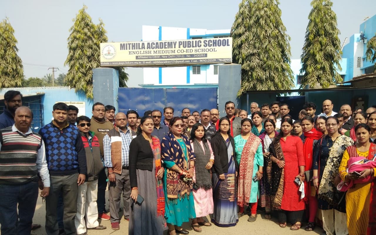 बोकारो में 11वीं की छात्रा से छेड़खानी के खिलाफ परिजनों का स्कूल में हंगामा, आरोपी म्यूजिक टीचर सस्पेंड