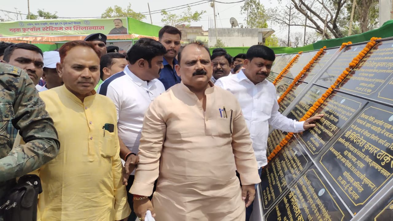 गढ़वा में बनेंगे बेहतरीन फुटबॉल स्टेडियम, मंत्री बोले- खिलाड़ियों के उत्थान में लगी झारखंड सरकार