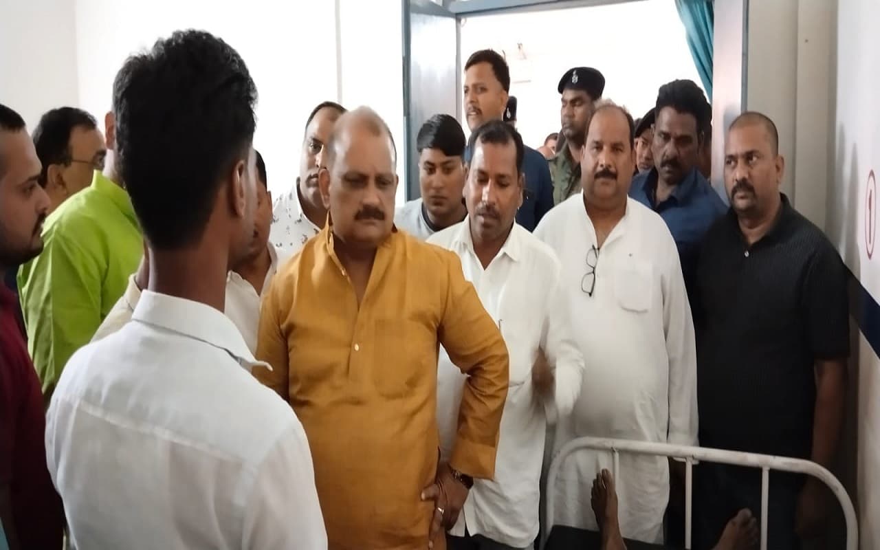 गढ़वा में धान की सिंचाई के दौरान करंट लगने से दो किसानों की मौत, मंत्री मिथिलेश ठाकुर पहुंचे अस्पताल