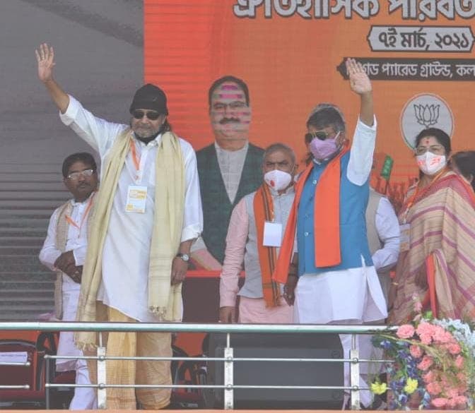 Brigade Rally : धोती-कुर्ता पहनकर पीएम मोदी के मंच पर पहुंचे बंगाली बाबू Mithun Chakraborty, बीजेपी में हुए शामिल