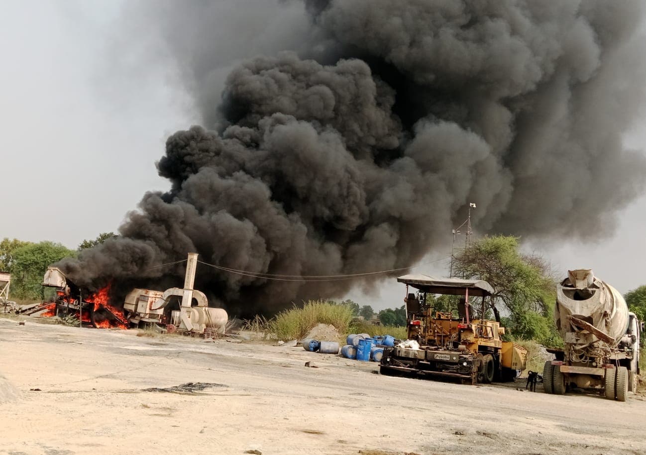 झारखंड : गढ़वा के मझिआंव में लगी ऐसी आग, चार किलोमीटर दूर तक दिखा धुएं का गुबार