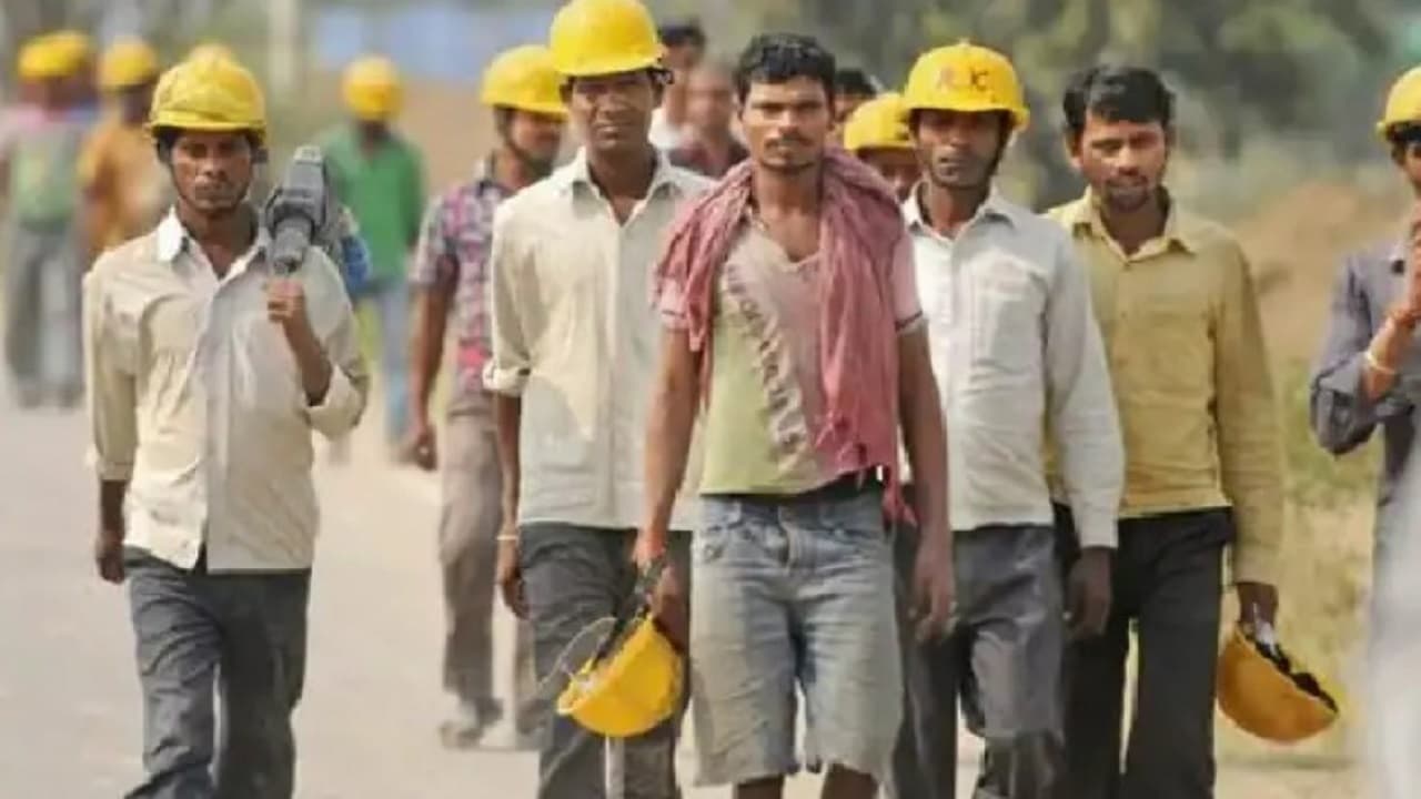 बक्सर से 600 किमी दूर राजस्थान अपने घर पैदल ही जा रहे मजदूर