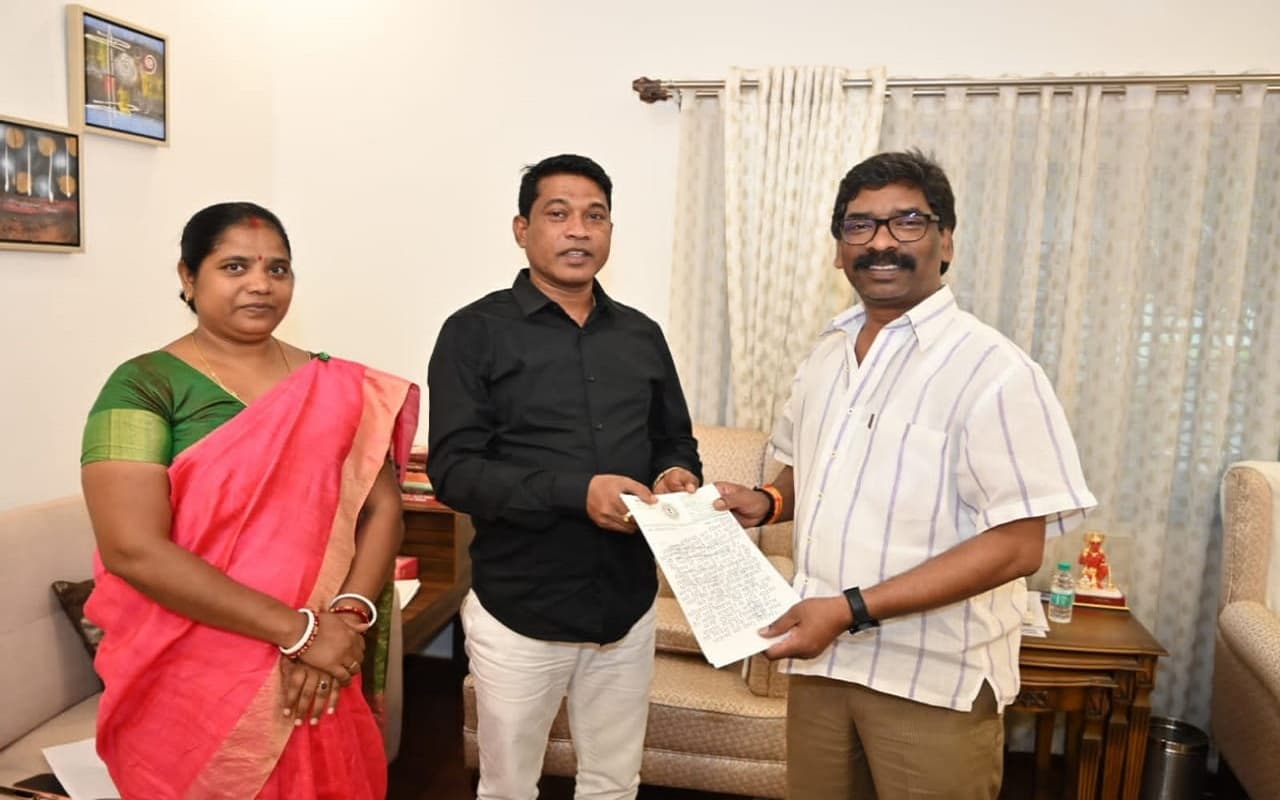 Jharkhand: झारखंड के सीएम Hemant Soren से मिले MLA भूषण बाड़ा, Durga Puja में की निर्बाध बिजली की मांग