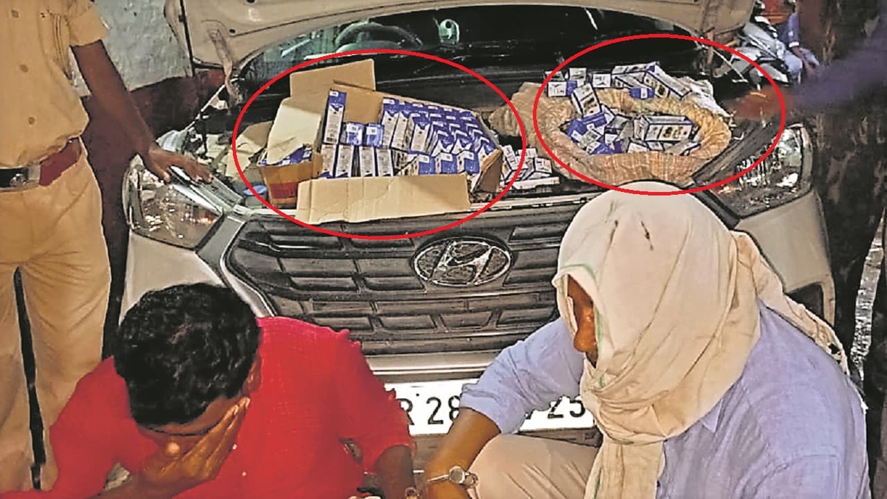 बिहार: शराब की खेप के साथ भाजपा विधायक का देवर गिरफ्तार, कार के बोनट में छिपाकर यूपी से ला रहा था बंटी-बबली