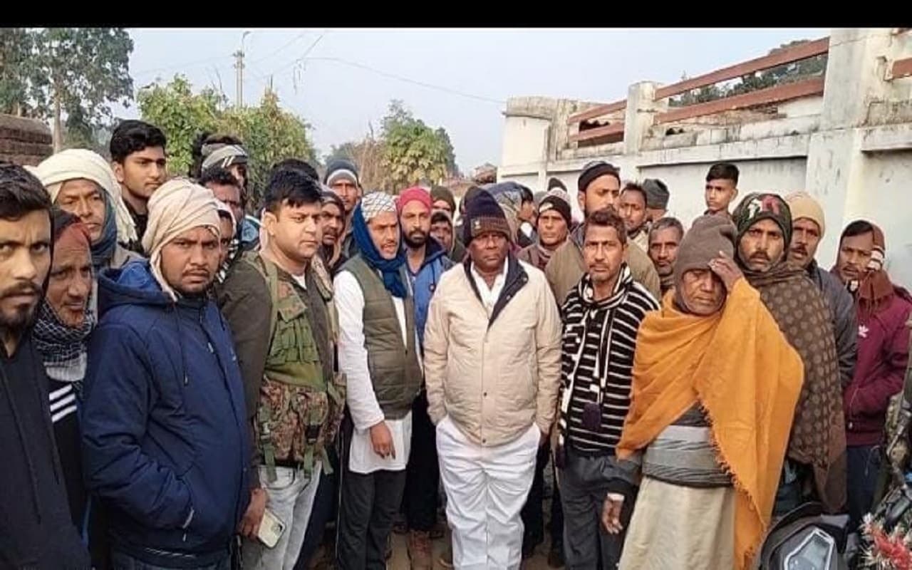 लातेहार में जंगली जानवर के हमले में एक शख्स की मौत, ग्रामीणों का हंगामा, 4 लाख मुआवजा व नौकरी का आश्वासन