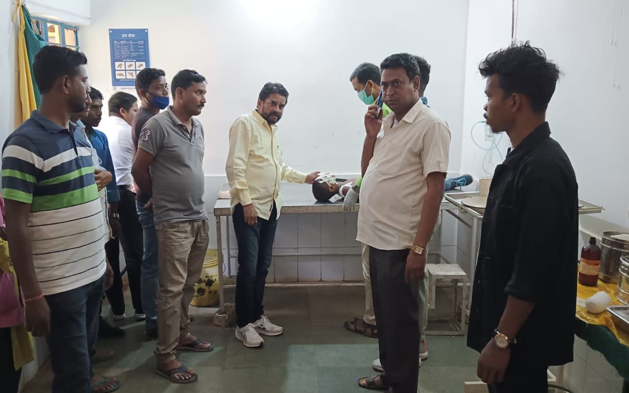 झारखंड : पूर्वी सिंहभूम के चाकुलिया में स्कूल वैन ने एक बच्चे को रौंदा, गंभीर रूप से घायल बच्चे झाड़ग्राम रेफर झारखंड : पूर्वी सिंहभूम के चाकुलिया में स्कूल वैन ने एक बच्चे को रौंदा, गंभीर रूप से घायल बच्चे झाड़ग्राम रेफर