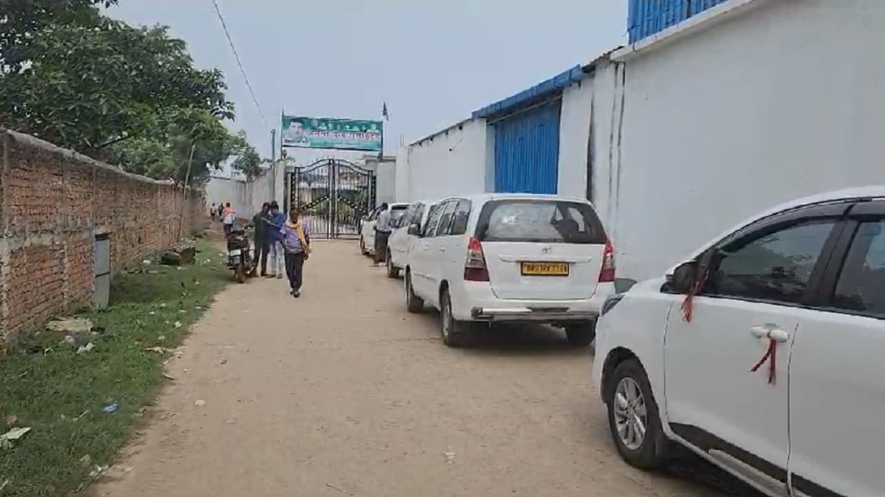 PHOTOS: जदयू MLC राधाचरण साह के ठिकानों पर ED रेड की तस्वीरें, सुबह होते ही शुरू हो गयी ताबड़तोड़ छापेमारी..