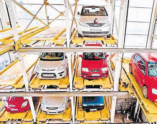 पटना में लगा स्मार्ट पार्किंग का बोर्ड, लेकिन नहीं मिल रही लोगों को सुविधा