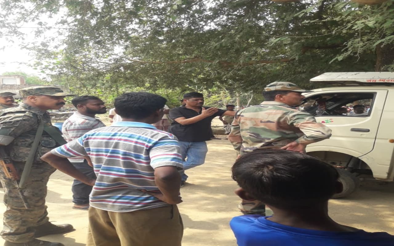 VIDEO: भाइयों के नाम की मेहंदी लगवा रहीं महिलाएं, जानें कौन-कौन सा मेहंदी डिजाइन है ट्रेंड में