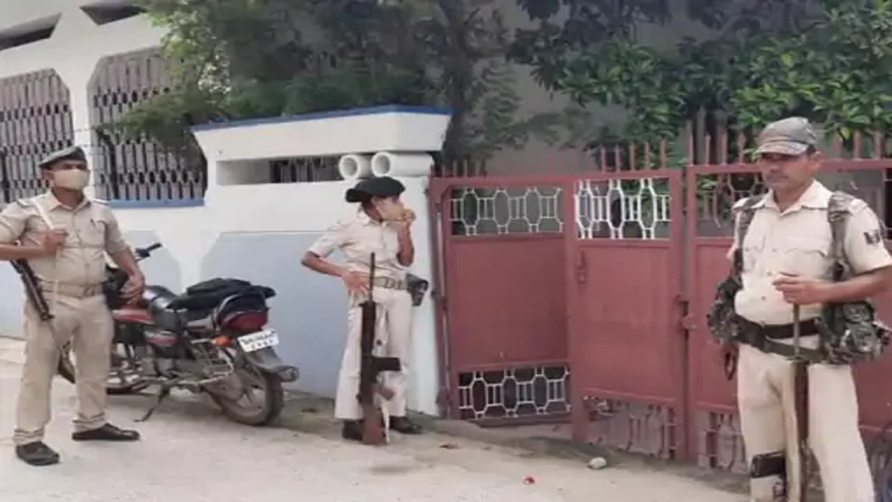 मुजफ्फरपुर में गुटखा कारोबारी के 5 ठिकानों पर आईटी ने मारी रेड, अफवाह फैली की आतंकी पकड़ने आयी पुलिस