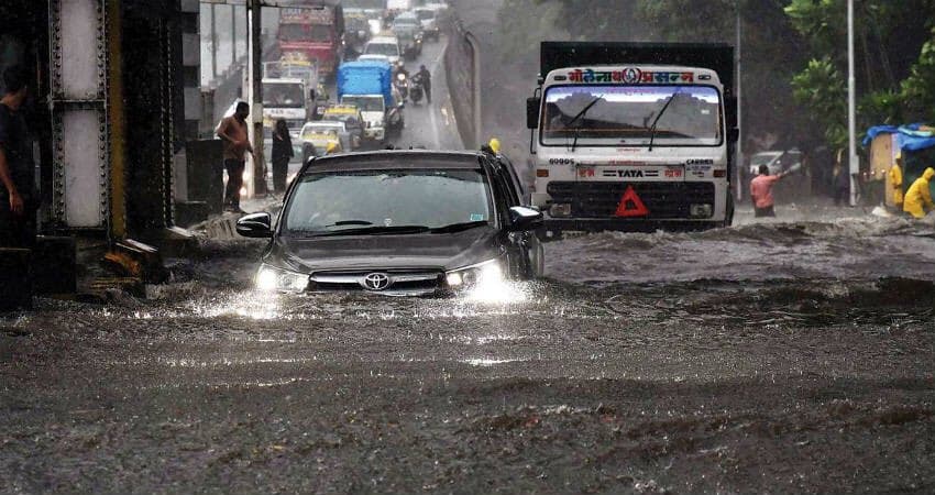 Mumbai Rain: मुंबई में 'आफत' की बारिश, पीएम मोदी ने सीएम उद्धव से बात कर दिया हरसंभव मदद का भरोसा